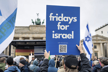 Solidaritätskundgebung für Israel vor dem Brandenburger Tor in Berlin