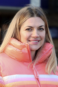 Nina Bott eröffnet Wunschbaum in Hamburg