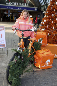 Nina Bott eröffnet Wunschbaum in Hamburg