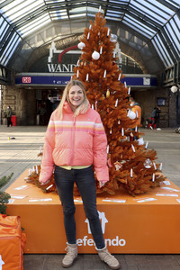 Nina Bott eröffnet Wunschbaum in Hamburg