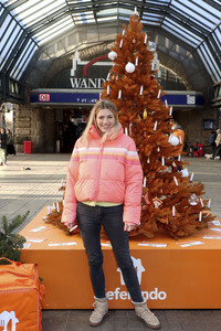 Nina Bott eröffnet Wunschbaum in Hamburg