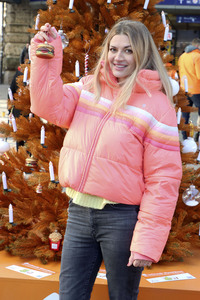 Nina Bott eröffnet Wunschbaum in Hamburg