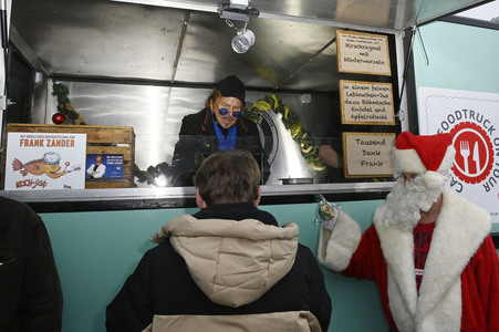 Frank Zander und Prominente unterstützen Caritas-Foodtruck in Berlin