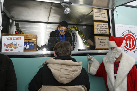 Frank Zander und Prominente unterstützen Caritas-Foodtruck in Berlin