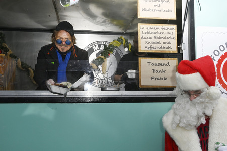 Frank Zander und Prominente unterstützen Caritas-Foodtruck in Berlin