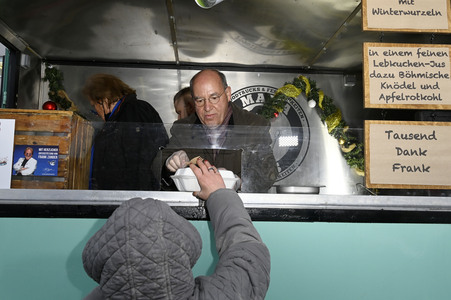 Frank Zander und Prominente unterstützen Caritas-Foodtruck in Berlin