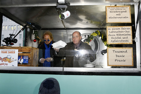 Frank Zander und Prominente unterstützen Caritas-Foodtruck in Berlin