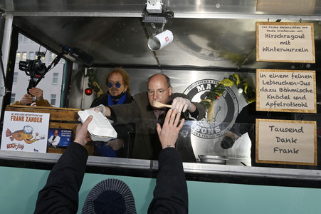 Frank Zander und Prominente unterstützen Caritas-Foodtruck in Berlin