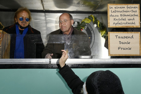 Frank Zander und Prominente unterstützen Caritas-Foodtruck in Berlin
