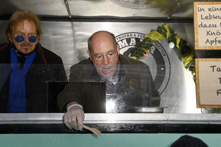 Frank Zander und Prominente unterstützen Caritas-Foodtruck in Berlin