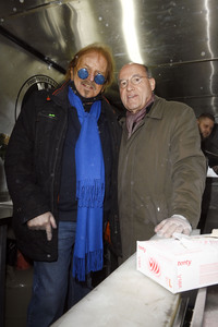 Frank Zander und Prominente unterstützen Caritas-Foodtruck in Berlin