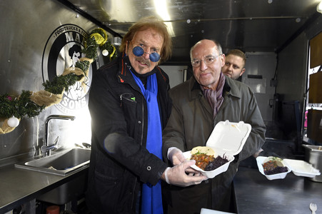 Frank Zander und Prominente unterstützen Caritas-Foodtruck in Berlin