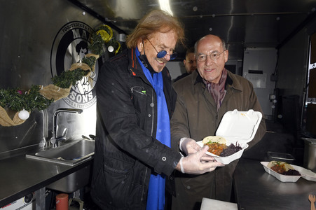 Frank Zander und Prominente unterstützen Caritas-Foodtruck in Berlin
