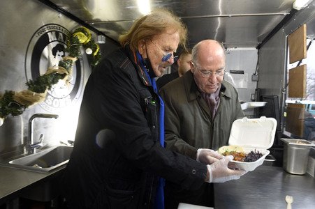 Frank Zander und Prominente unterstützen Caritas-Foodtruck in Berlin