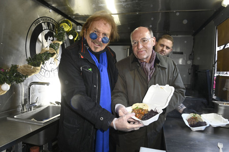 Frank Zander und Prominente unterstützen Caritas-Foodtruck in Berlin