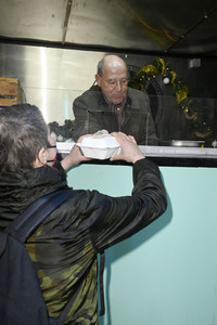 Frank Zander und Prominente unterstützen Caritas-Foodtruck in Berlin