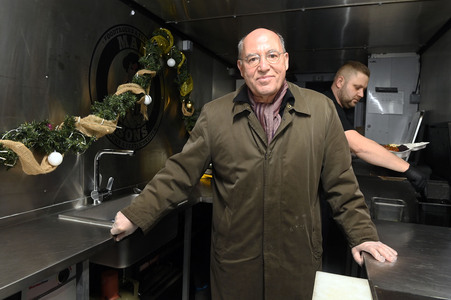 Frank Zander und Prominente unterstützen Caritas-Foodtruck in Berlin