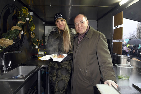 Frank Zander und Prominente unterstützen Caritas-Foodtruck in Berlin