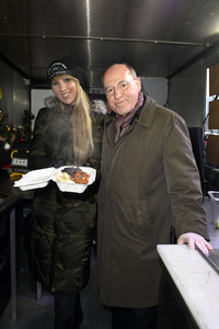 Frank Zander und Prominente unterstützen Caritas-Foodtruck in Berlin