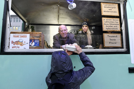 Frank Zander und Prominente unterstützen Caritas-Foodtruck in Berlin