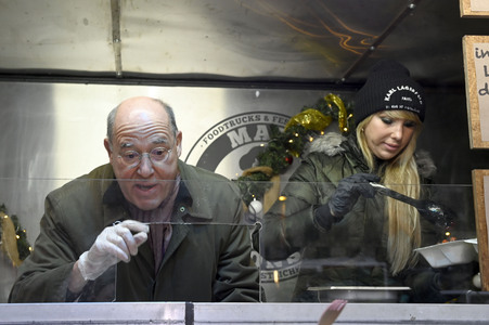 Frank Zander und Prominente unterstützen Caritas-Foodtruck in Berlin