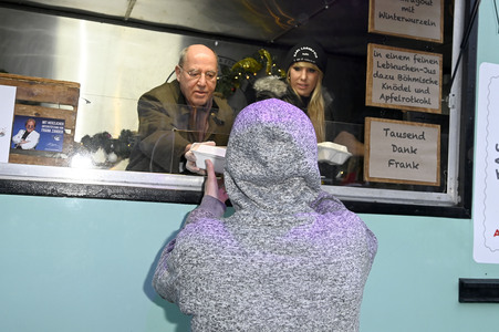 Frank Zander und Prominente unterstützen Caritas-Foodtruck in Berlin