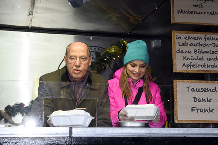 Frank Zander und Prominente unterstützen Caritas-Foodtruck in Berlin