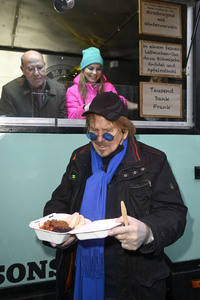 Frank Zander und Prominente unterstützen Caritas-Foodtruck in Berlin