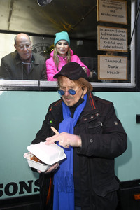Frank Zander und Prominente unterstützen Caritas-Foodtruck in Berlin