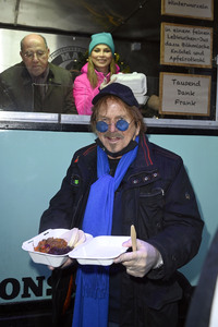 Frank Zander und Prominente unterstützen Caritas-Foodtruck in Berlin