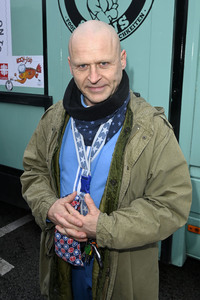Frank Zander und Prominente unterstützen Caritas-Foodtruck in Berlin