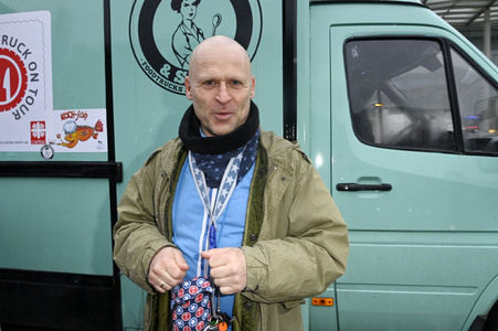 Frank Zander und Prominente unterstützen Caritas-Foodtruck in Berlin