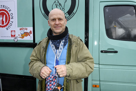 Frank Zander und Prominente unterstützen Caritas-Foodtruck in Berlin