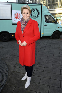 Frank Zander und Prominente unterstützen Caritas-Foodtruck in Berlin