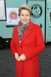 Frank Zander und Prominente unterstützen Caritas-Foodtruck in Berlin