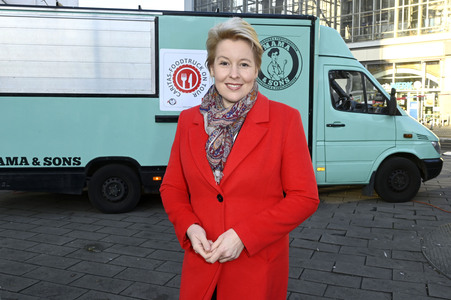 Frank Zander und Prominente unterstützen Caritas-Foodtruck in Berlin