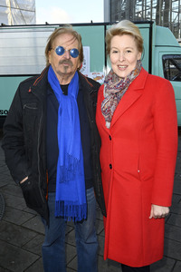 Frank Zander und Prominente unterstützen Caritas-Foodtruck in Berlin