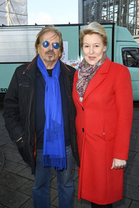 Frank Zander und Prominente unterstützen Caritas-Foodtruck in Berlin