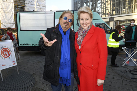 Frank Zander und Prominente unterstützen Caritas-Foodtruck in Berlin