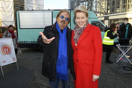 Frank Zander und Prominente unterstützen Caritas-Foodtruck in Berlin