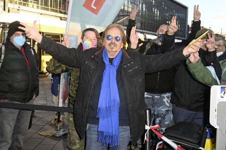 Frank Zander und Prominente unterstützen Caritas-Foodtruck in Berlin