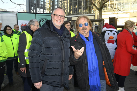 Frank Zander und Prominente unterstützen Caritas-Foodtruck in Berlin