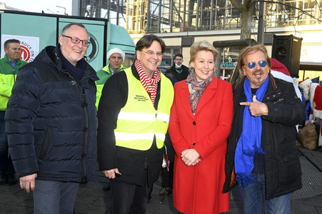 Frank Zander und Prominente unterstützen Caritas-Foodtruck in Berlin