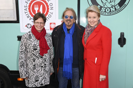 Frank Zander und Prominente unterstützen Caritas-Foodtruck in Berlin
