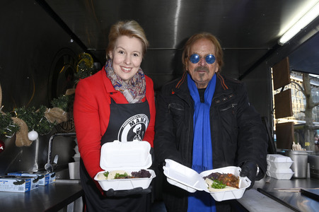 Frank Zander und Prominente unterstützen Caritas-Foodtruck in Berlin