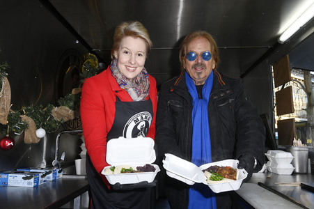 Frank Zander und Prominente unterstützen Caritas-Foodtruck in Berlin