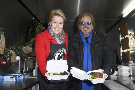 Frank Zander und Prominente unterstützen Caritas-Foodtruck in Berlin