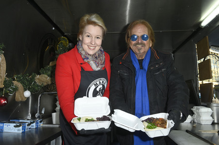 Frank Zander und Prominente unterstützen Caritas-Foodtruck in Berlin