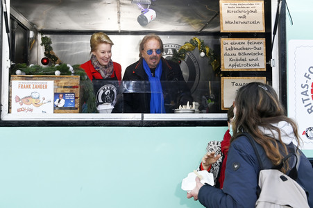 Frank Zander und Prominente unterstützen Caritas-Foodtruck in Berlin