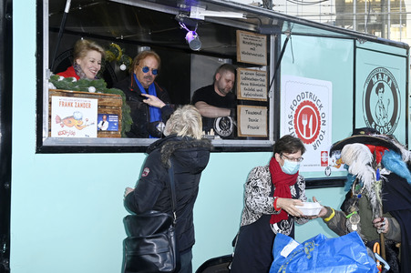 Frank Zander und Prominente unterstützen Caritas-Foodtruck in Berlin